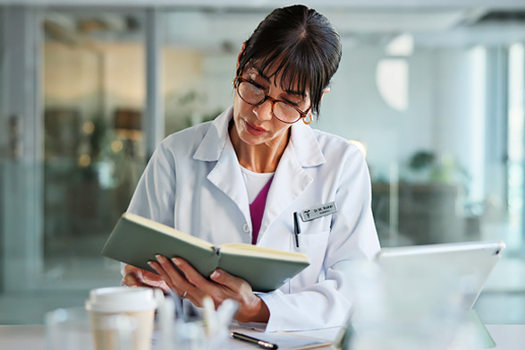 PrecAQ_EHRsolutionsPg_graphics_03_paperwork